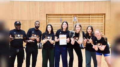 Über die Bayerische Meisterschaft freute sich das Team U20 der Basketballabteilung der DJK Neustadt mit ihren beiden Trainern William Earl Nesbitt und Chris Sardgon (von links). (Bild: Johanna Deller)