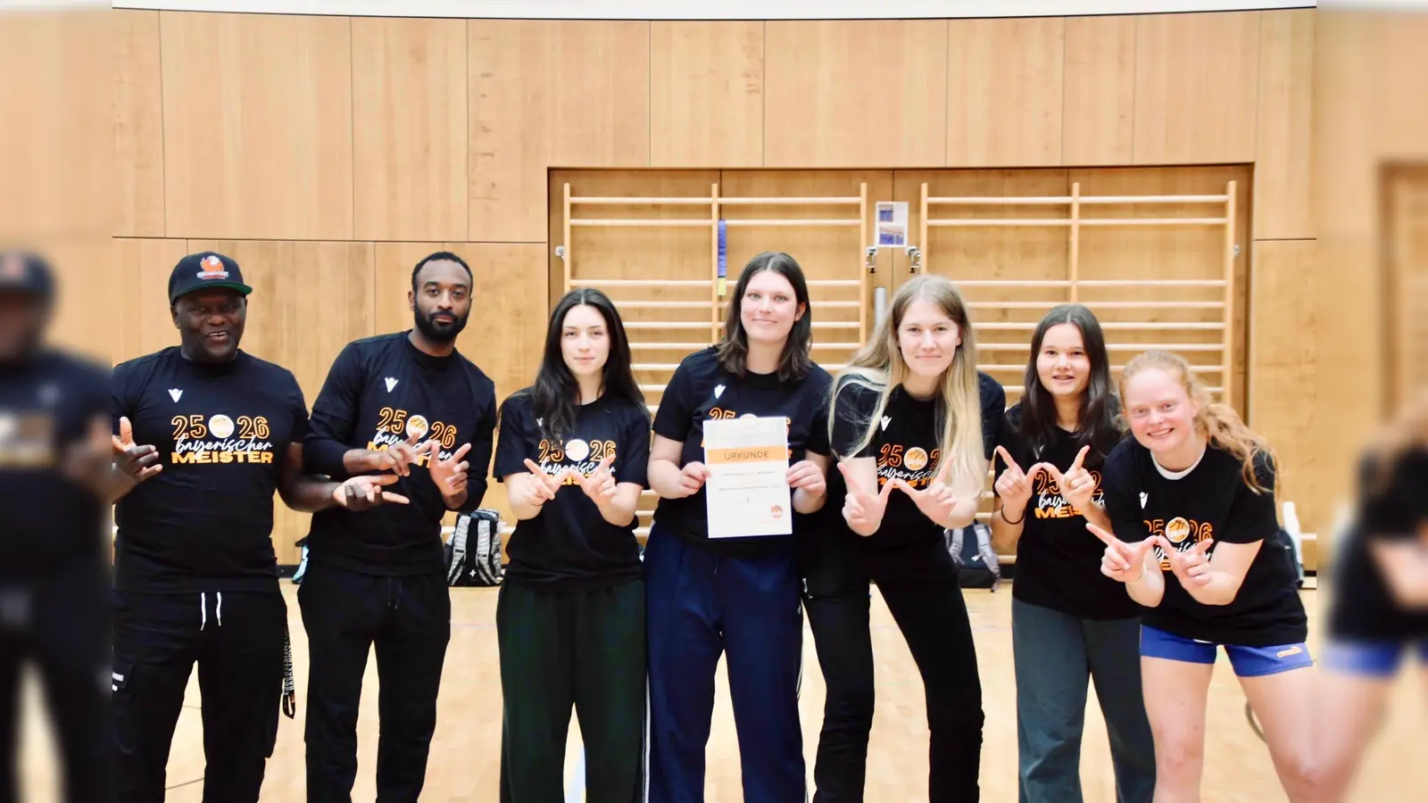 Über die Bayerische Meisterschaft freute sich das Team U20 der Basketballabteilung der DJK Neustadt mit ihren beiden Trainern William Earl Nesbitt und Chris Sardgon (von links). (Bild: Johanna Deller)