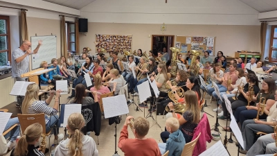 Musikalischer Leiter und Dirgent Markus Ferstl (links) konnte viele Interessenten zur offenen Probe im Musikerheim St. Angelus begrüßen. Im Anschluss durften die Gäste alle Instrumente ausprobieren (Bild: Sepp Ferstl)