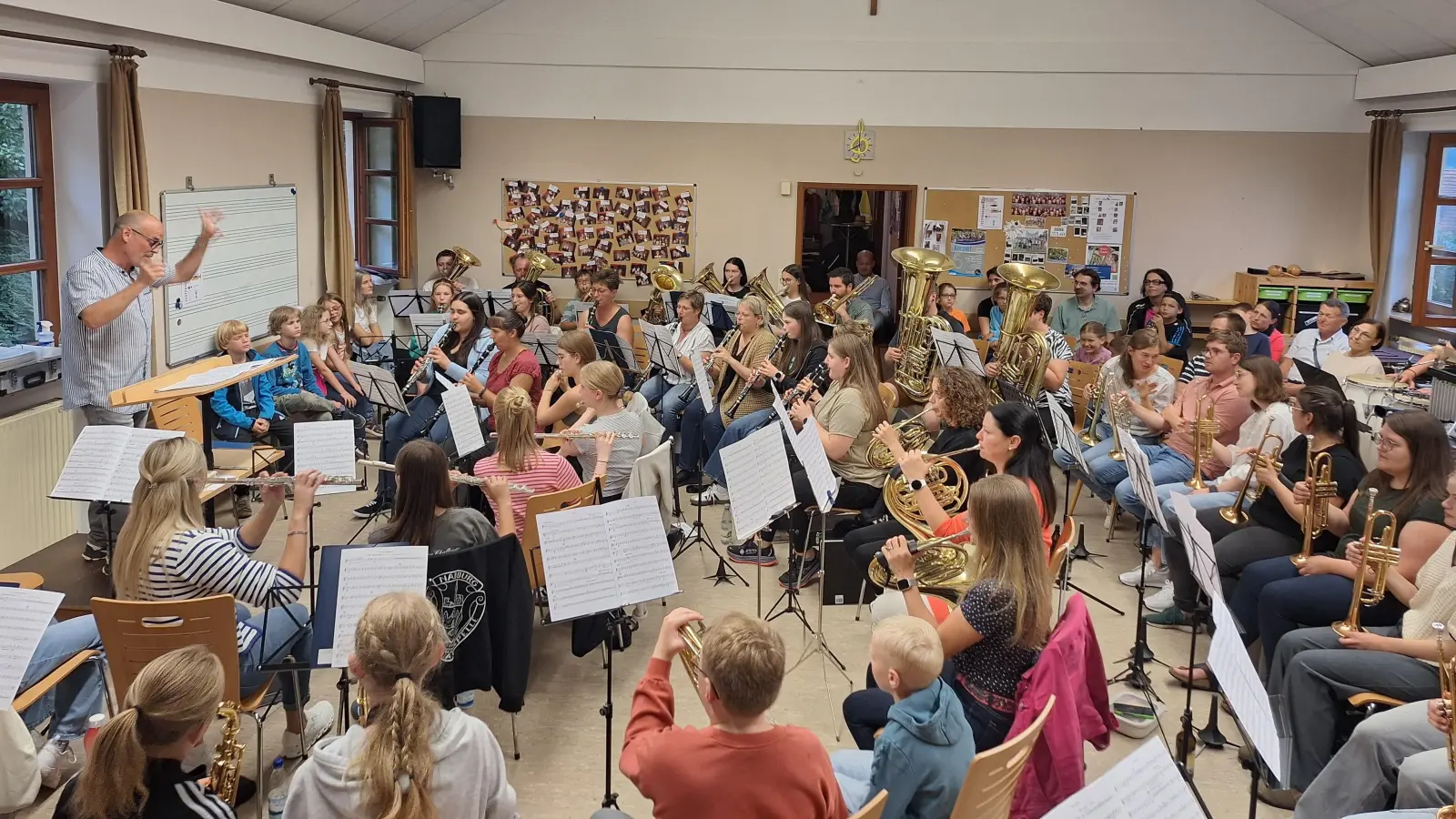 Musikalischer Leiter und Dirgent Markus Ferstl (links) konnte viele Interessenten zur offenen Probe im Musikerheim St. Angelus begrüßen. Im Anschluss durften die Gäste alle Instrumente ausprobieren (Bild: Sepp Ferstl)