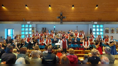 Das Publikum verabschiedete die Musiker und ihren Dirigenten Stefan Neger mit Standing Ovations.  (Bild: Sabine Pöhlmann)