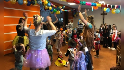 Der Elternbeirat sorgte mit Verstärkung für kurzweilige Bewegungsspiele. (Bild: Manuela Bösl)