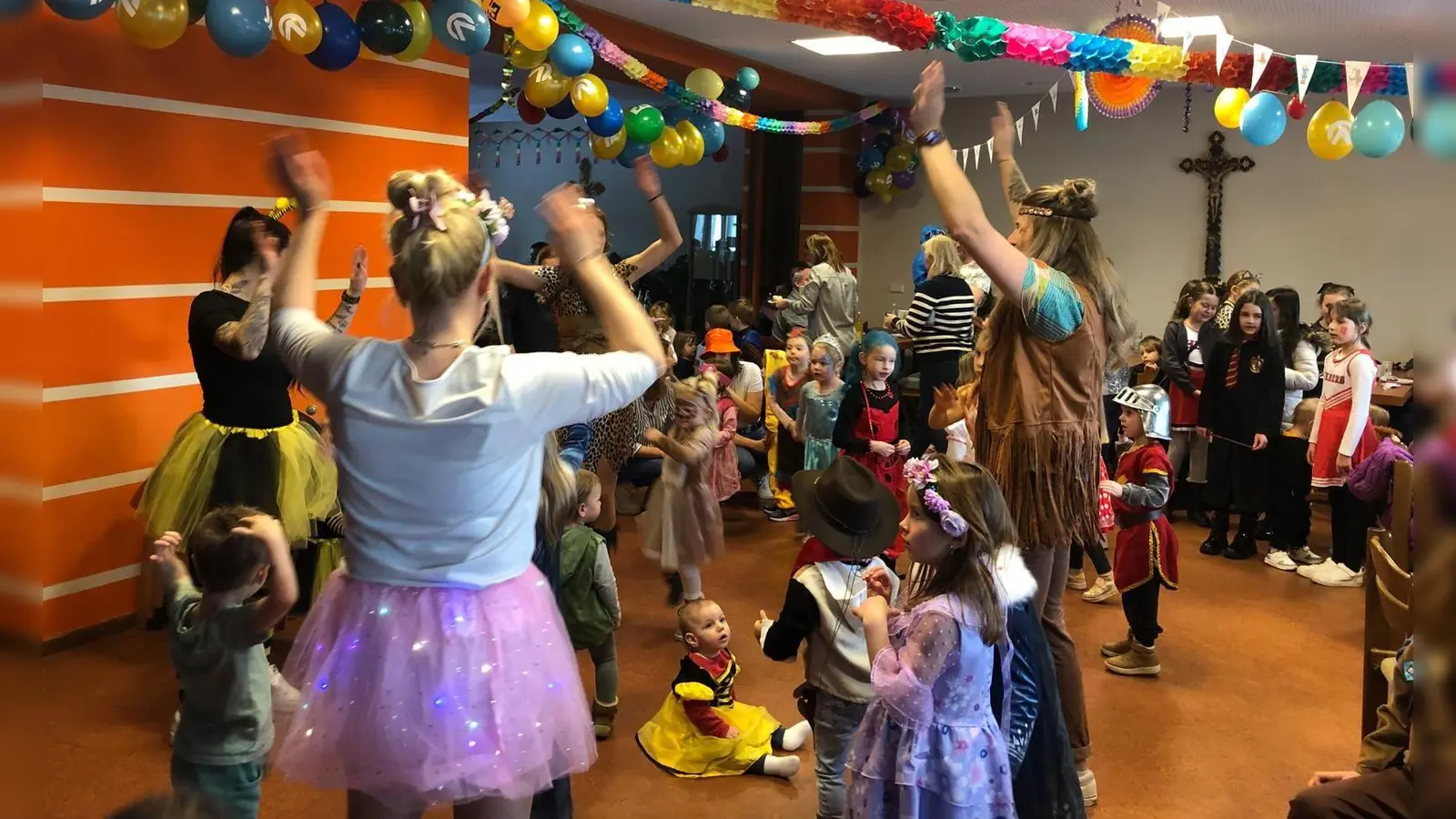 Der Elternbeirat sorgte mit Verstärkung für kurzweilige Bewegungsspiele. (Bild: Manuela Bösl)