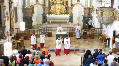 Der Waldthurner Pfarrer Norbert Götz (am Altar) zelebriert zusammen mit Dekan Alfons Kaufmann aus Oberviechtach das Patrozium der Wallfahrtskirche Mariä Heimsuchung am Fahrenberg. (Bild: Franz Völkl)