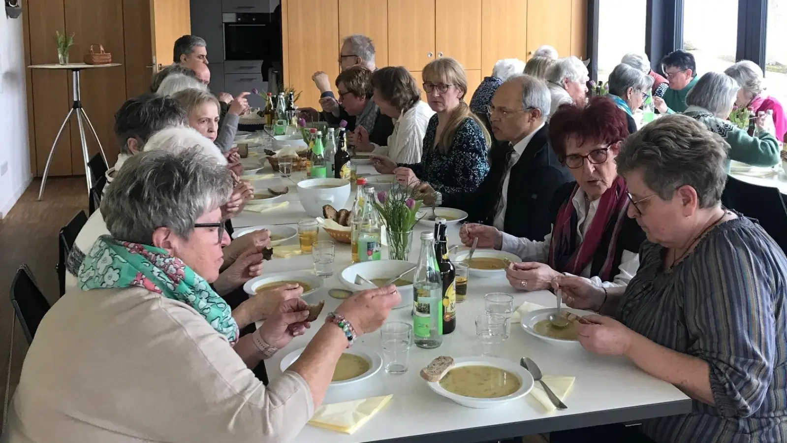 In geselliger Runde wurde die leckere Fastensuppe verspeist. (Bild: Johanna Fischer)