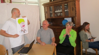 „Auf bairisch g´lacht“: Heitere Sketche mit der Theatergruppe „Ensemble Palatina“ im Caritas-Altenheim Marienheim (Bild: Daniela Donhauser)