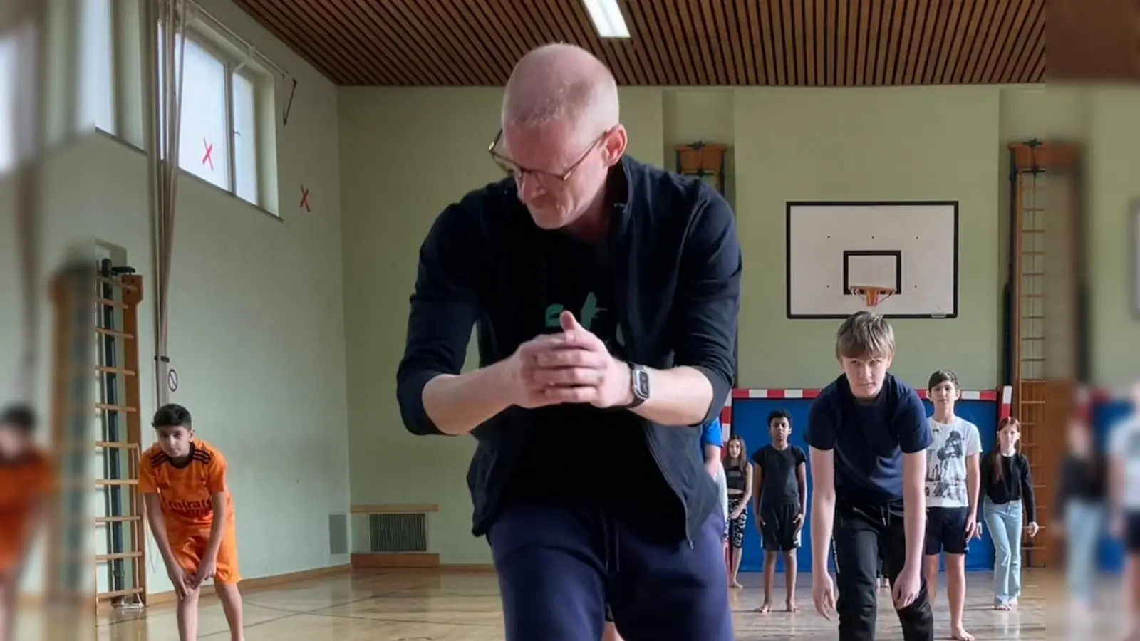 Die Schülerinnen und Schüler beim Training mit Alan Brooks (Bild: Kerstin Jung)