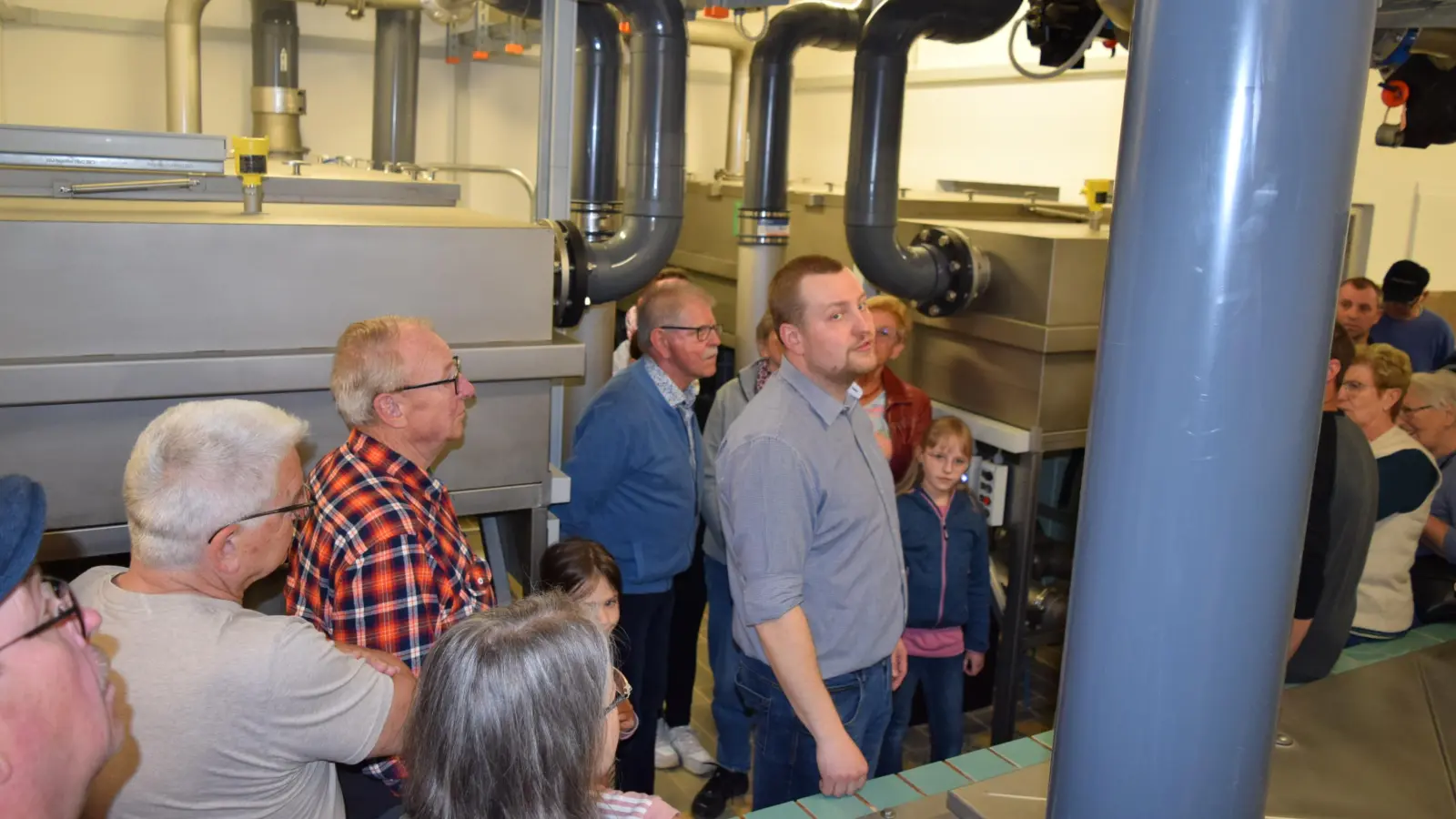 Bildmitte Wasserwart Johannes Wopperer inmitten einer interessierten Besuchergruppe (Bild: Elfriede Winter )