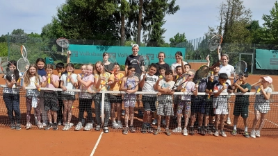 Schnuppertraining Gerhardinger-Grundschule beim TC Am Langen Steg. (Bild: Manfred Kammerer)