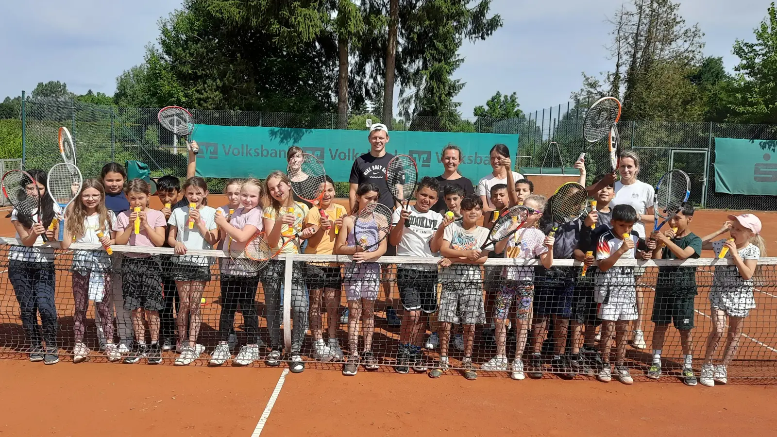 Schnuppertraining Gerhardinger-Grundschule beim TC Am Langen Steg. (Bild: Manfred Kammerer)