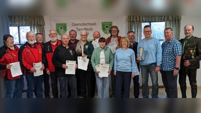 Einzelsieger und Mannschaftssieger mit Gauschützenmeister Werner Wendl (rechts) und Rundenwettkampfleiter Sepp Schmaußer (2.v.r.). (Bild: Georg Hausmann)