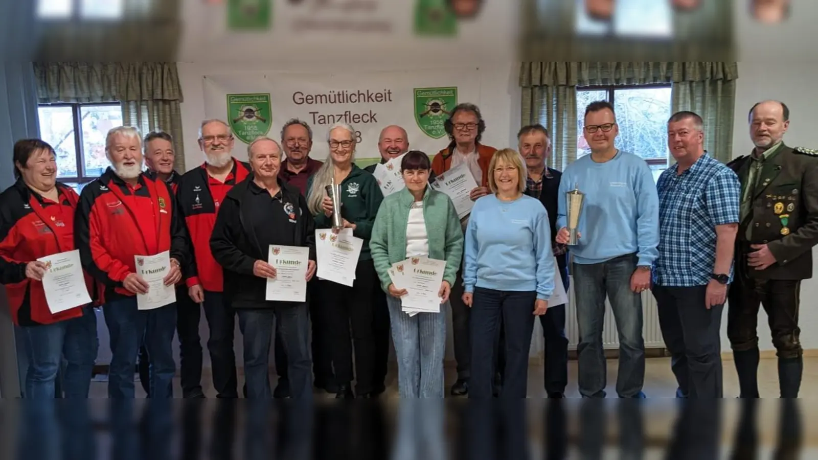 Einzelsieger und Mannschaftssieger mit Gauschützenmeister Werner Wendl (rechts) und Rundenwettkampfleiter Sepp Schmaußer (2.v.r.). (Bild: Georg Hausmann)