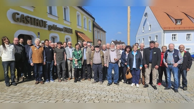 Die Tagungsteilnehmer vor dem Goldenen Engel in Waldeck. (Bild: Fred Wiegand)