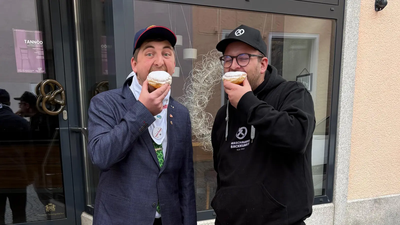 Das Bild zeigt unseren Club-Präsidenten Sebastian Jokiel bei der Qualitätskontrolle mit Florian Maschauer von der Stadtbäckerei Maschauer, einem unserer drei Partner. (Bild: Hans Jokiel)