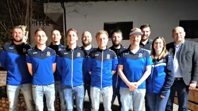 Die neu formierte Vorstandschaft des Löwenfanclub mit Vorsitzenden Fabian Brenner (4.v.l) und der neuen Kassiererin Carina Karl (2.v.r.). Gratulationen kamen von zweiten Bürgermeister Thomas Kleber (re).  (Bild: Karl Ziegler)