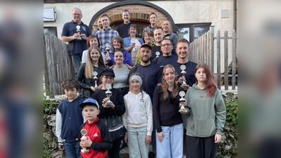 Pokalgewinner, Einzelsieger und die Sieger bei Meistbeteiligung mit Bürgermeister Roman Berr und Schützenmeister Hans Roth (Bild: Pauline Regler)