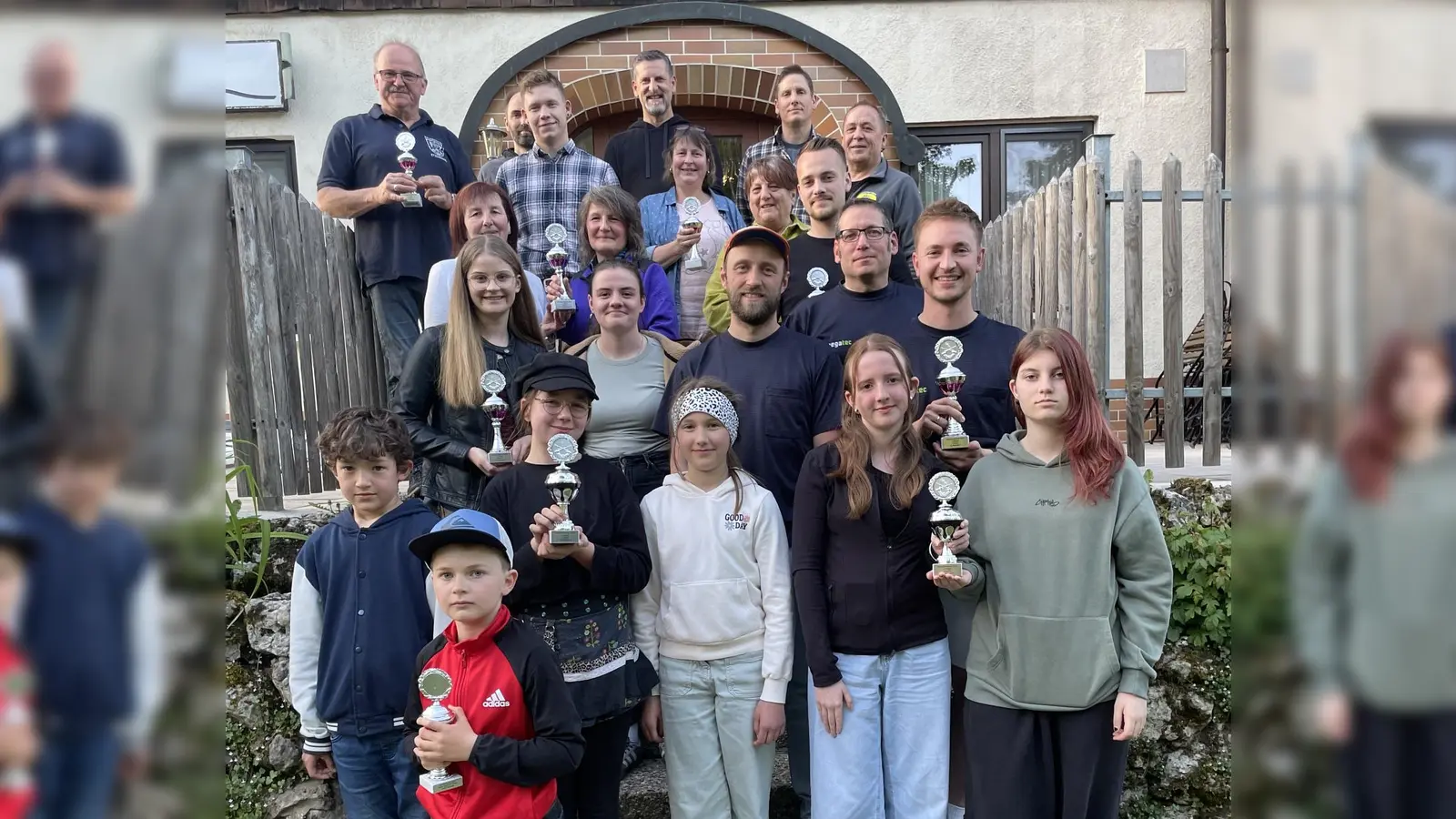 Pokalgewinner, Einzelsieger und die Sieger bei Meistbeteiligung mit Bürgermeister Roman Berr und Schützenmeister Hans Roth (Bild: Pauline Regler)