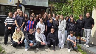 Gruppenbild der 8. Klässler der beiden Schulen mit ihren Lehrkräften (Bild: Philipp Lippert)