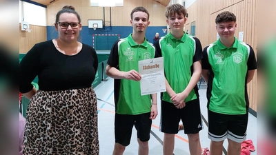 Katja Götz Bezirksjungendwartin (li.) ehrte die Jungen I, da sie Meister der Vorrunde in der Bezirksklasse „A“ wurden. vo. li. Yannick Brill, Korbinian Hübber, Jonas Balk (Bild: Erich Kneißl)