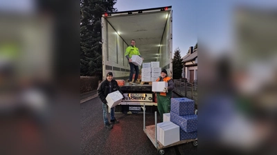 Gemeinsam anpacken für den guten Zweck: Die Weihnachtstruckerfahrer Ludwig „Lugge“ Wüst und Christ Fuchs verladen mit Vorsitzenden Josef Kleber die zahlreichen Hilfspakete aus Waidhaus auf den Weg nach Rumänien. (Bild: Josef Kleber)