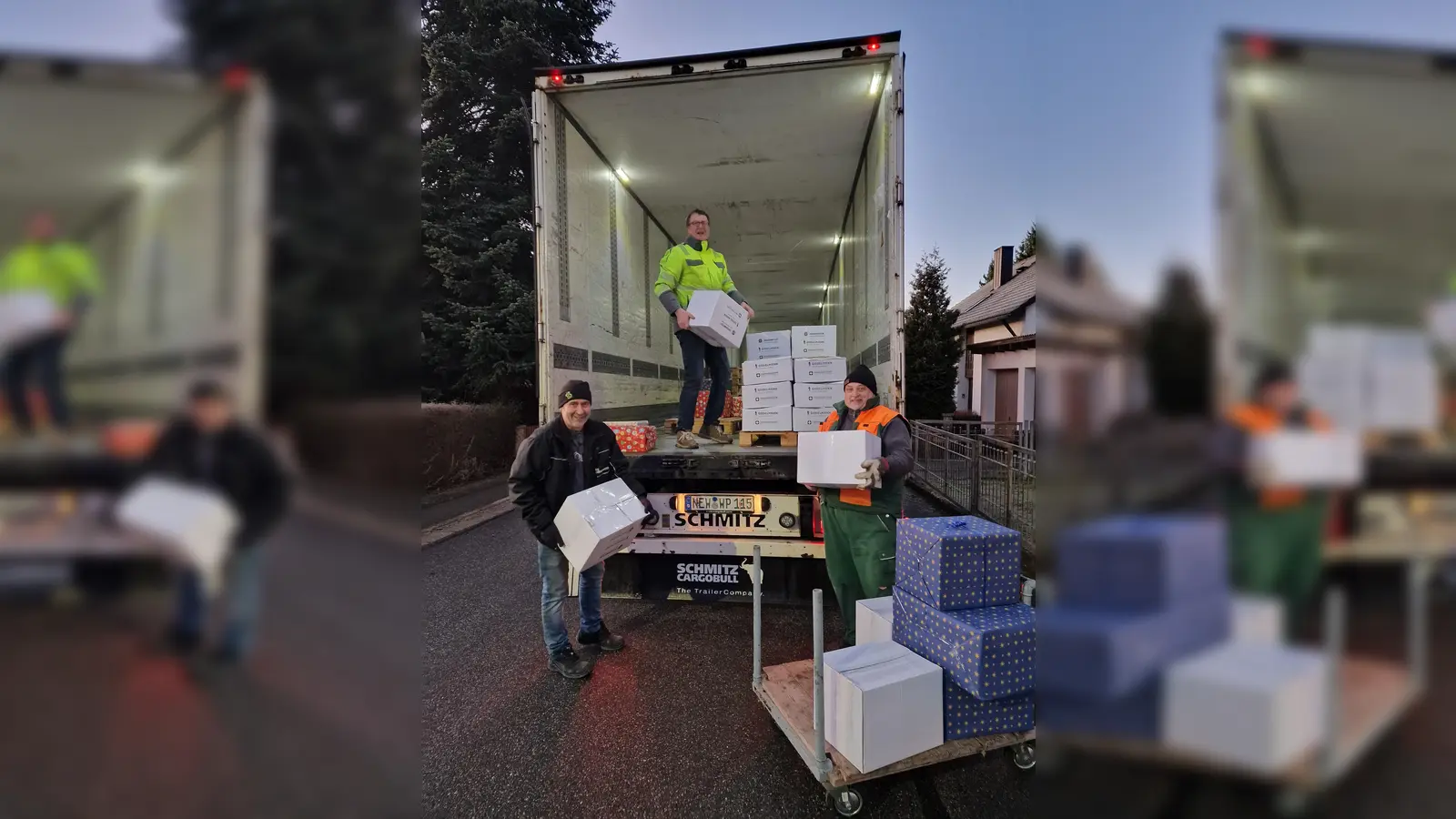 Gemeinsam anpacken für den guten Zweck: Die Weihnachtstruckerfahrer Ludwig „Lugge“ Wüst und Christ Fuchs verladen mit Vorsitzenden Josef Kleber die zahlreichen Hilfspakete aus Waidhaus auf den Weg nach Rumänien. (Bild: Josef Kleber)