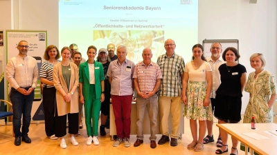 Organisatoren und Teilnehmer des Tagesseminars „Öffentlichkeits- und Netzwerkarbeit im Ehrenamt“ am 25.06.2026 im ACC (v.l.n.r.): 3. Bürgermeister Tuncer Ayten (1.v.l.), Martin Reinhardt (Leiter des Amtes für soziale Angelegenheiten/8.v.l.), Erwin Siebert (Referent/4.v.l.), Sabrina Liermann (Leiterin der Seniorenstelle der Stadt Amberg/3.v.l.), Elisabeth Triller (Leiterin der Freiwilligenagentur der Stadt Amberg/6.v.l.). (Bild: Lina Wanderer)