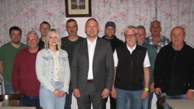 Mit altbewährter und neu gewählter Vorstandschaft stellt sich Vorsitzender Richard Kammerer (vorne Bildmitte) den neuen Aufgaben des Manteler Vereinskartells.  (Bild: Johann Kneißl)