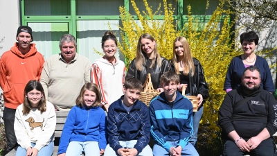 Die Jugendgruppe des Geflügelzuchtvereins Schwandorfs mit Vertreter des Werkstattrats (Bild: Martina Diepold)