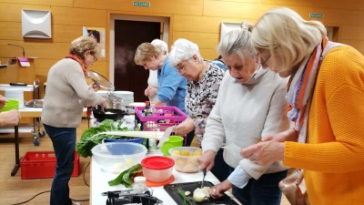 KDFB-Mitgliederinnen beim Zubereiten der Kartoffelrezepte (Bild: Renate Oswald)