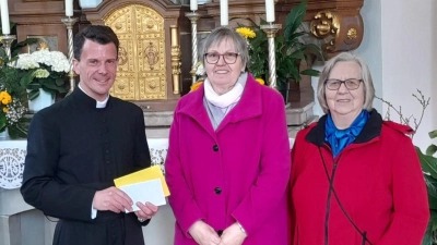 Spendenübergabe des Palmbuschenerlöses an (von links) Pfarrer Thomas Kohlhepp durch Regina Völkl und Franziska Stich (Bild: Regina Völkl)