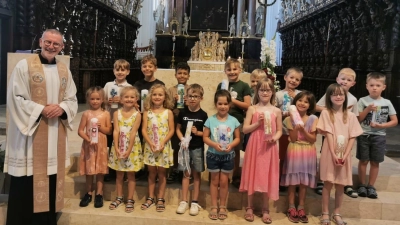 Der Sachausschuss Ehe und Familie im Pfarrgemeinderat Waldsassen hat die Vorschulkinder der Kinderhäuser Tausendfüßler und St. Michael zum Tauferinnerungsfest eingeladen (Bild: Monika Mittereder)