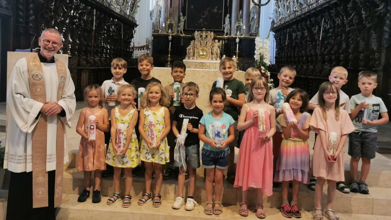 Der Sachausschuss Ehe und Familie im Pfarrgemeinderat Waldsassen hat die Vorschulkinder der Kinderhäuser Tausendfüßler und St. Michael zum Tauferinnerungsfest eingeladen (Bild: Monika Mittereder)