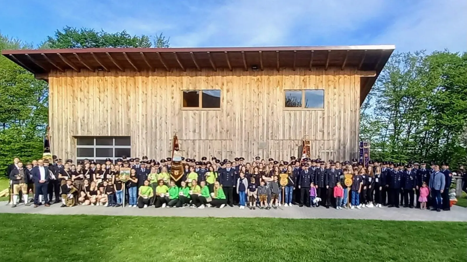 Gruppenbild der Feuerwehren Schwarzhofen, Zangenstein, Dürnersdorf und Altendorf zusammen mit den Bürgermeistern Beer, Schiesl und Merkl. (Bild: Wolfgang Graf)
