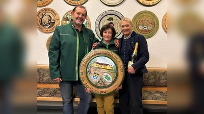 v.l. Schützenmeister Ulrich Götz, Annemarie Prebeck u. 2. Bürgermeisterin Gabi Wittleben (Bild: Gerlinde Biersack)