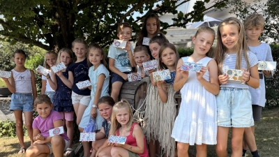 Die kinder präsentieren ihre kleinen Kunstwerke (Bild: Antje Gradl)
