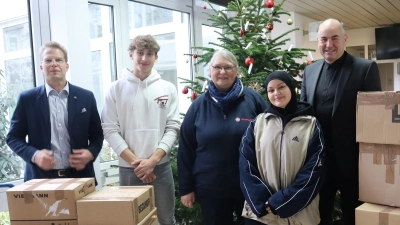 V.l.n.r.: Peter Braune (Weiterer Ständiger Vertreter des Schulleiters, FOSBOS), Schülersprecher Paul Schug, Heike Browa von den Johannitern, Schülersprecherin Enise Yavuz und Michael Schmidt. (Schulleiter, BSZ). (Bild: Stefan Weiß)