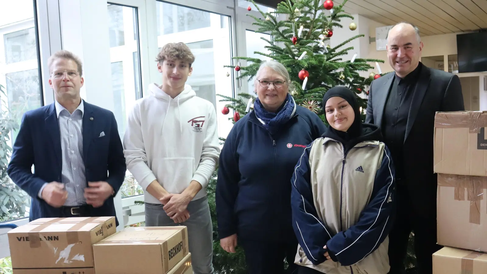 V.l.n.r.: Peter Braune (Weiterer Ständiger Vertreter des Schulleiters, FOSBOS), Schülersprecher Paul Schug, Heike Browa von den Johannitern, Schülersprecherin Enise Yavuz und Michael Schmidt. (Schulleiter, BSZ). (Bild: Stefan Weiß)