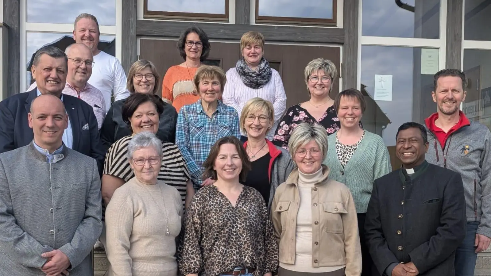 Die neue Vereinsleitung des OGV Wolfring: vorne von rechts: Pfarrer Celestine, 1. Vorsitzende Martina Götz, 2. Vorsitzende Johanna Scharf, Agnes Feuerer vom Kreisverband Schwandorf, 1. Bürgermeister Florian Adam, dahinter Ehrenvorsitzender Franz Ziegelmeier. (Bild: Margit Demleitner)