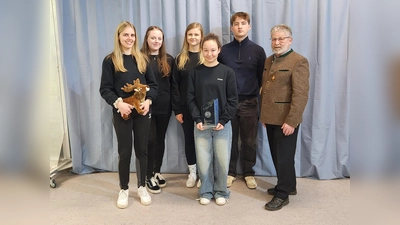 Rundenwettkampfleiter Peter Lugbauer gratulierte dem erfolgreichen Team zum Gewinn der Vizemeisterschaft und des Liga-Cups.<br>(von links) Silvia Neukam, Marie Miedl, Johanna Pühl, Fiona Merkl und Maximilian Stahl. (Bild: Wolfgang Raps)