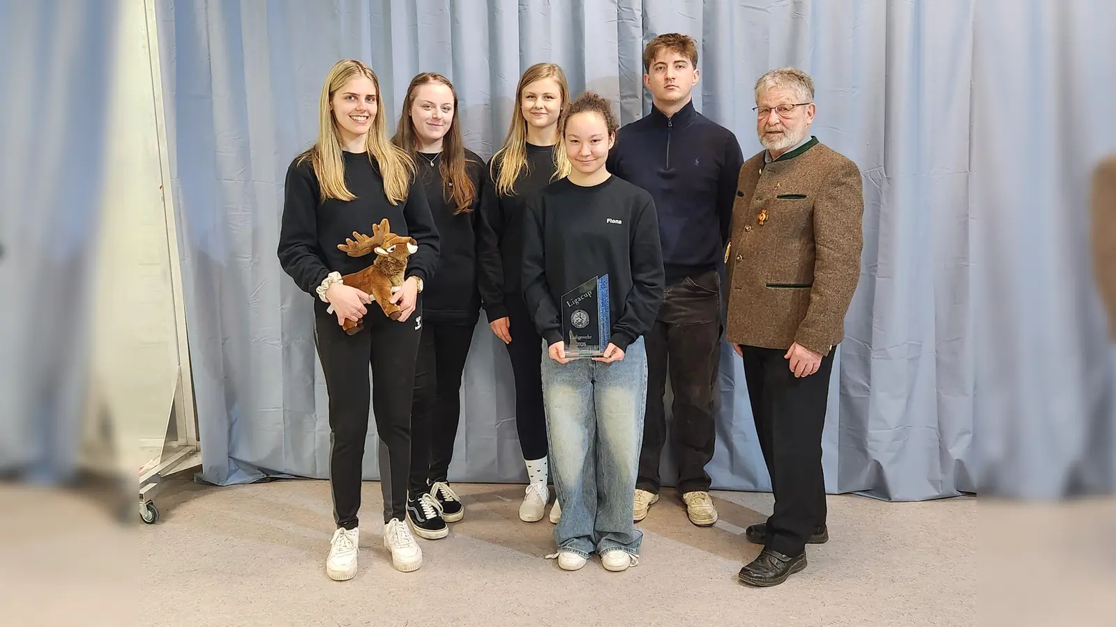 Rundenwettkampfleiter Peter Lugbauer gratulierte dem erfolgreichen Team zum Gewinn der Vizemeisterschaft und des Liga-Cups.<br>(von links) Silvia Neukam, Marie Miedl, Johanna Pühl, Fiona Merkl und Maximilian Stahl. (Bild: Wolfgang Raps)