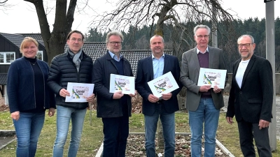 Angelika Denk, Geschäftsführung VHS Eschenbach, Andreas Demleitner Schulleiter Sonderpädagogisches Förderzentrum Eschenbach, Wolfgang Bodensteiner Schulleiter Markus-Gottwalt-Schule Eschenbach, Bernhard Miedl Schulleiter Wirtschaftsschule Eschenbach, Harald Olschner Schulleiter Gymnasium Eschenbach, Karl Lorenz, 2. Vorsitzender VHS Eschenbach. (Bild: Angelika Denk)