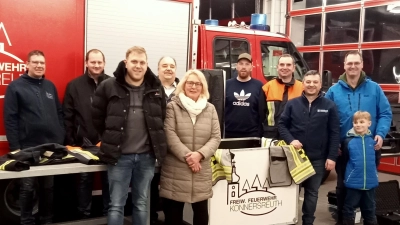 Die Abordnung der Freien Wähler im Gerätehaus Konnersreuth, auf dem Bild v.l. KBM Philipp Sölch, Matthias Hart, Florian Schaumberger, 2. Bürgermeister Stefan Siller, Bürgermeisterkandidatin Andrea Schwägerl, stv. Kommandant Maximilian Haberkorn, 1. Vorsitzender Sven Jäger, Kommandant Stefan Kreuzer und Norbert Neumann mit Sohn Gabriel (Bild: Max Bindl)