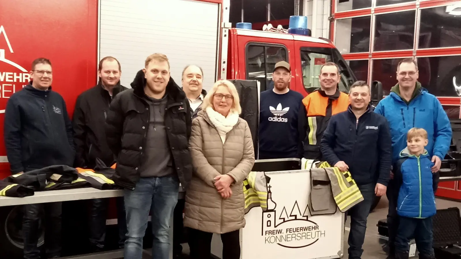 Die Abordnung der Freien Wähler im Gerätehaus Konnersreuth, auf dem Bild v.l. KBM Philipp Sölch, Matthias Hart, Florian Schaumberger, 2. Bürgermeister Stefan Siller, Bürgermeisterkandidatin Andrea Schwägerl, stv. Kommandant Maximilian Haberkorn, 1. Vorsitzender Sven Jäger, Kommandant Stefan Kreuzer und Norbert Neumann mit Sohn Gabriel (Bild: Max Bindl)