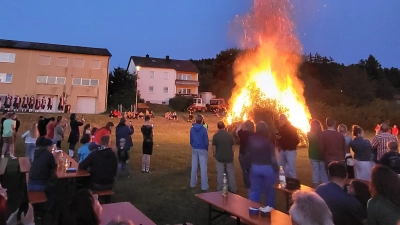 Unter den festlichen Fanfaren des Kolping-Spielmannszuges wurde das Johannisfeuer entzündet. (Bild: Tobias Ehrenfried)