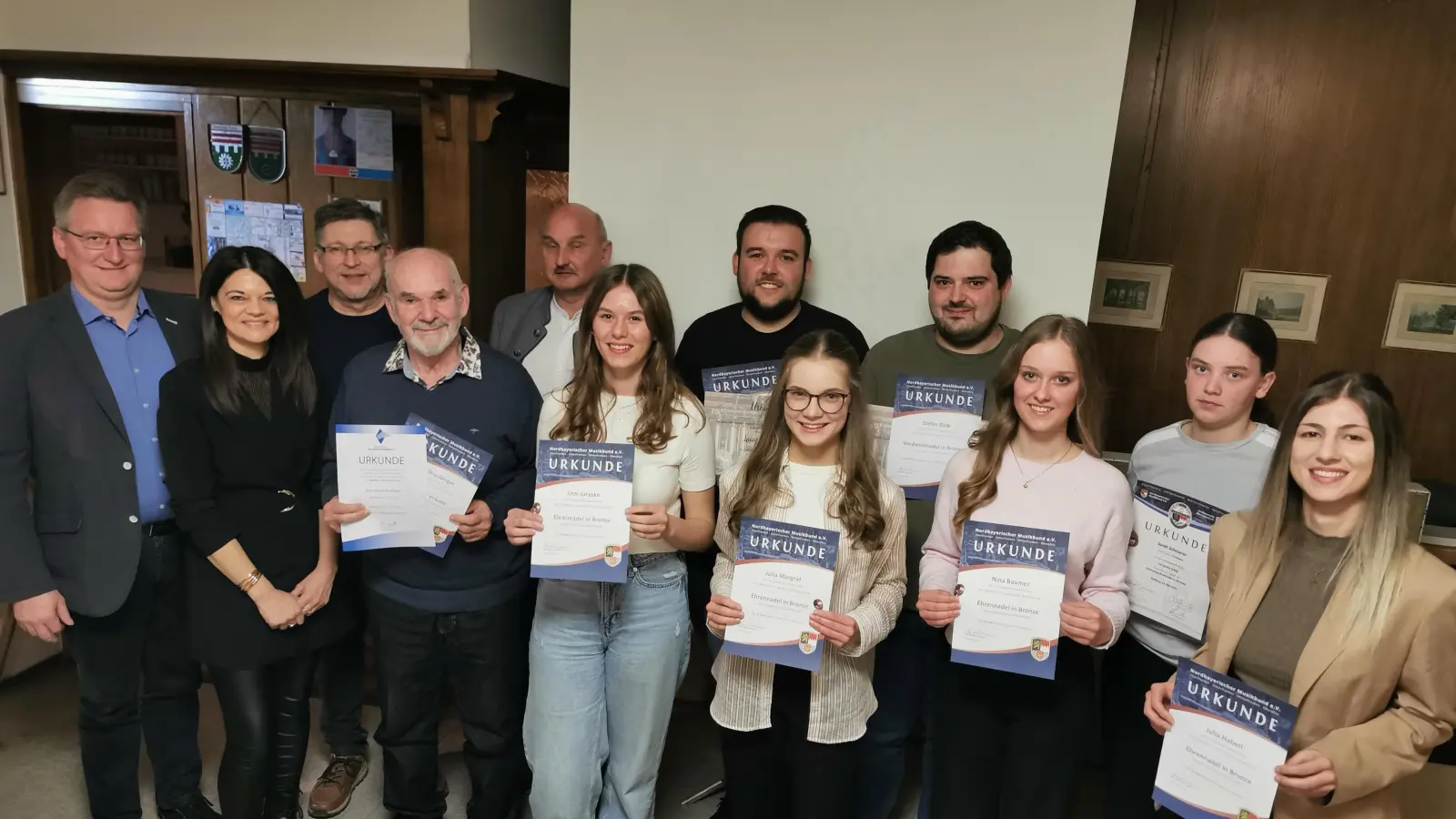 Bei der Blaskapelle Teunz gab es Ehrungen für zehn und 60 Jahre aktives Musizieren sowie weitere Auszeichnungen. Von links: Dritter Bürgermeister Adolf Hammer, 2. Vorsitzende Ramona Götz, Dirigent Stefan Karl, Rudi Straubinger, stellv. NBMB-Kreisvorsitzender Hubert Schleicher, die Vorsitzenden Leni Juraske und Lucas Gillitzer sowie Julia Margraf, Stefan Blab, Nina Baumer, Sarah Scheuerer und Julia Haberl. (Bild: Gertraud Portner)