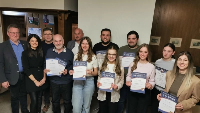 Bei der Blaskapelle Teunz gab es Ehrungen für zehn und 60 Jahre aktives Musizieren sowie weitere Auszeichnungen. Von links: Dritter Bürgermeister Adolf Hammer, 2. Vorsitzende Ramona Götz, Dirigent Stefan Karl, Rudi Straubinger, stellv. NBMB-Kreisvorsitzender Hubert Schleicher, die Vorsitzenden Leni Juraske und Lucas Gillitzer sowie Julia Margraf, Stefan Blab, Nina Baumer, Sarah Scheuerer und Julia Haberl. (Bild: Gertraud Portner)