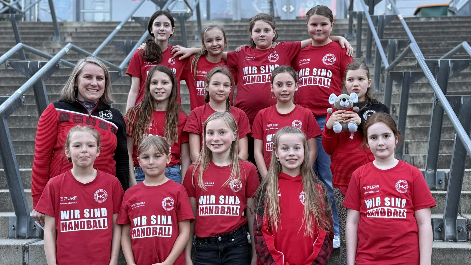 Trainierin Sonja Übler mit ihrer weibl. Jugend Jahrgang 2014/2016 (Bild: Michael Rupprecht)