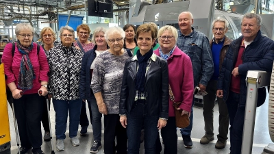 Die Seniorengruppe des BVS mit Sabine Lang (vorne mitte) beim Besuch im Druckzentrum von Oberpfalzmedien. (Bild: Teddy Östreicher)