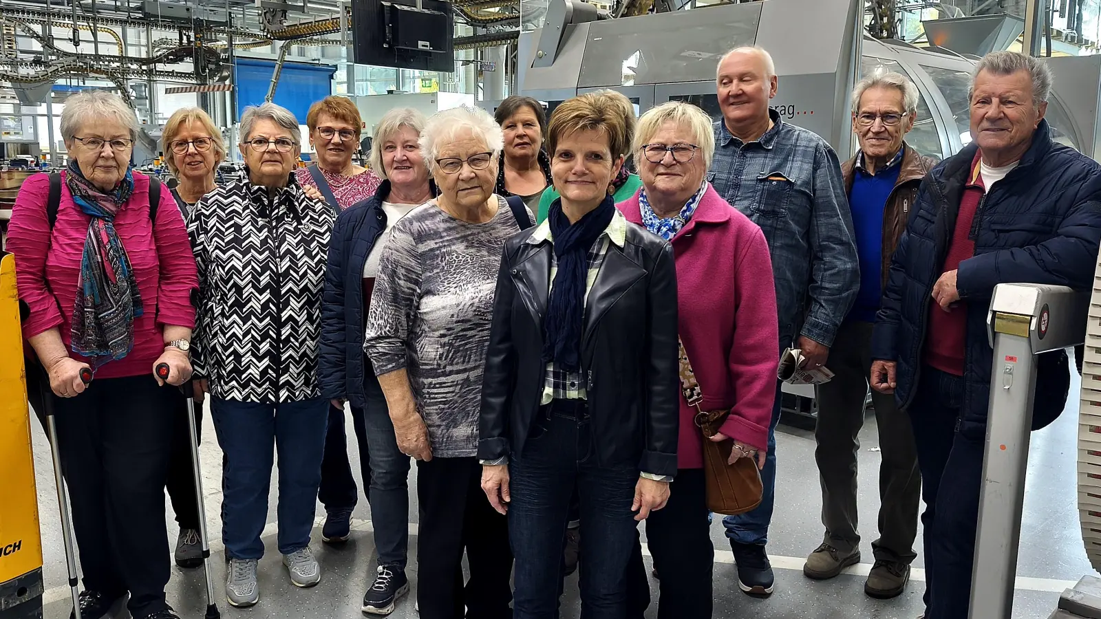 Die Seniorengruppe des BVS mit Sabine Lang (vorne mitte) beim Besuch im Druckzentrum von Oberpfalzmedien. (Bild: Teddy Östreicher)