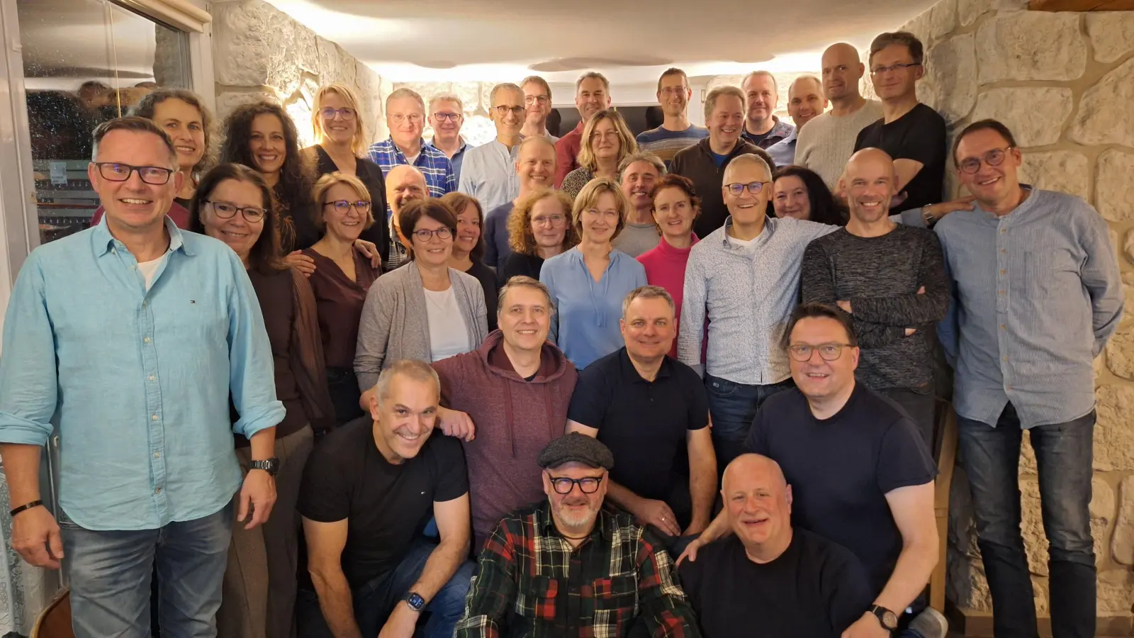 Die ehemaligen Abiturientinnen und Abiturienten des Stiftland-Gymnasiums Tirschenreuth von 1990 bei ihrem Treffen (Bild: Doris Gallitzdörfer)